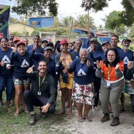 BAMIN entrega canoas sustentáveis a famílias de pescadores de Sambaituba, em Ilhéus