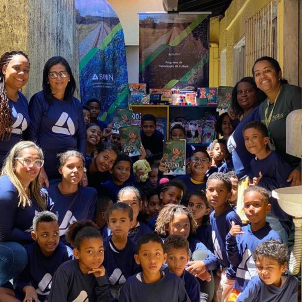 Comunidade da Ponta da Tulha recebe mais de 120 itens educativos com o Armário Cultural Coletivo da BAMIN