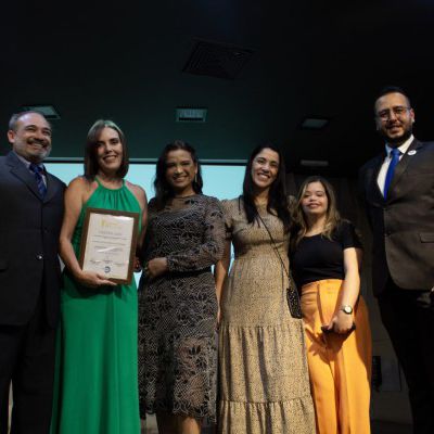 Gerente de Comunicação Corporativa da BAMIN é homenageada como Profissional de RP do Ano de 2025, na PUC Minas