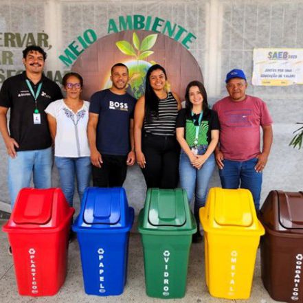 BAMIN distribui lixeiras de coleta seletiva em escolas