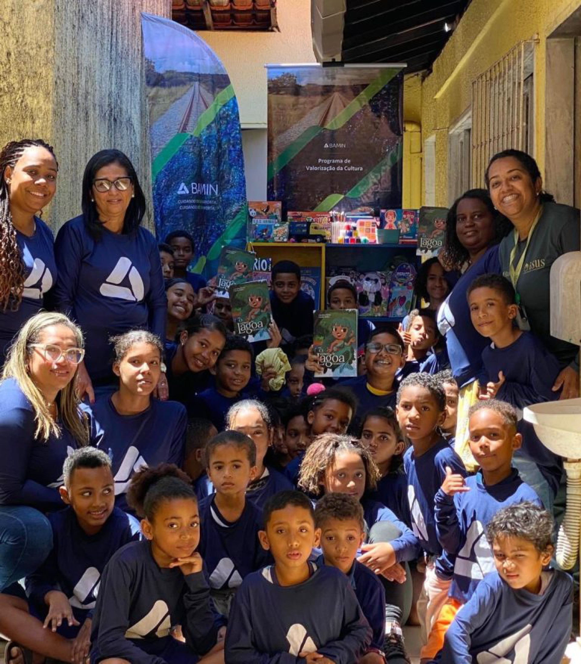 Comunidade da Ponta da Tulha recebe mais de 120 itens educativos com o Armário Cultural Coletivo da BAMIN