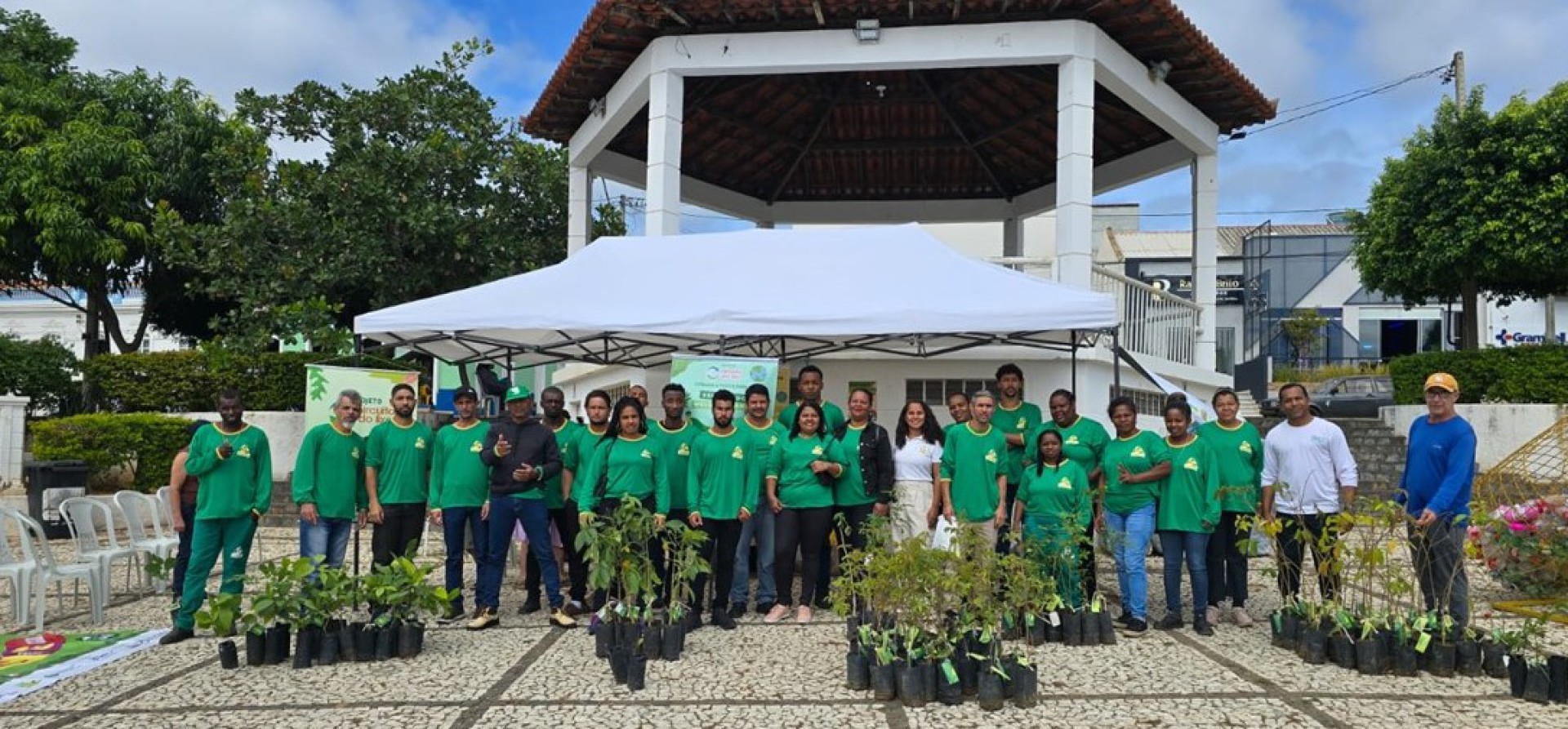 Troca de garrafas por mudas mobiliza moradores de Caetité e Licínio de Almeida no Dia do Meio Ambiente