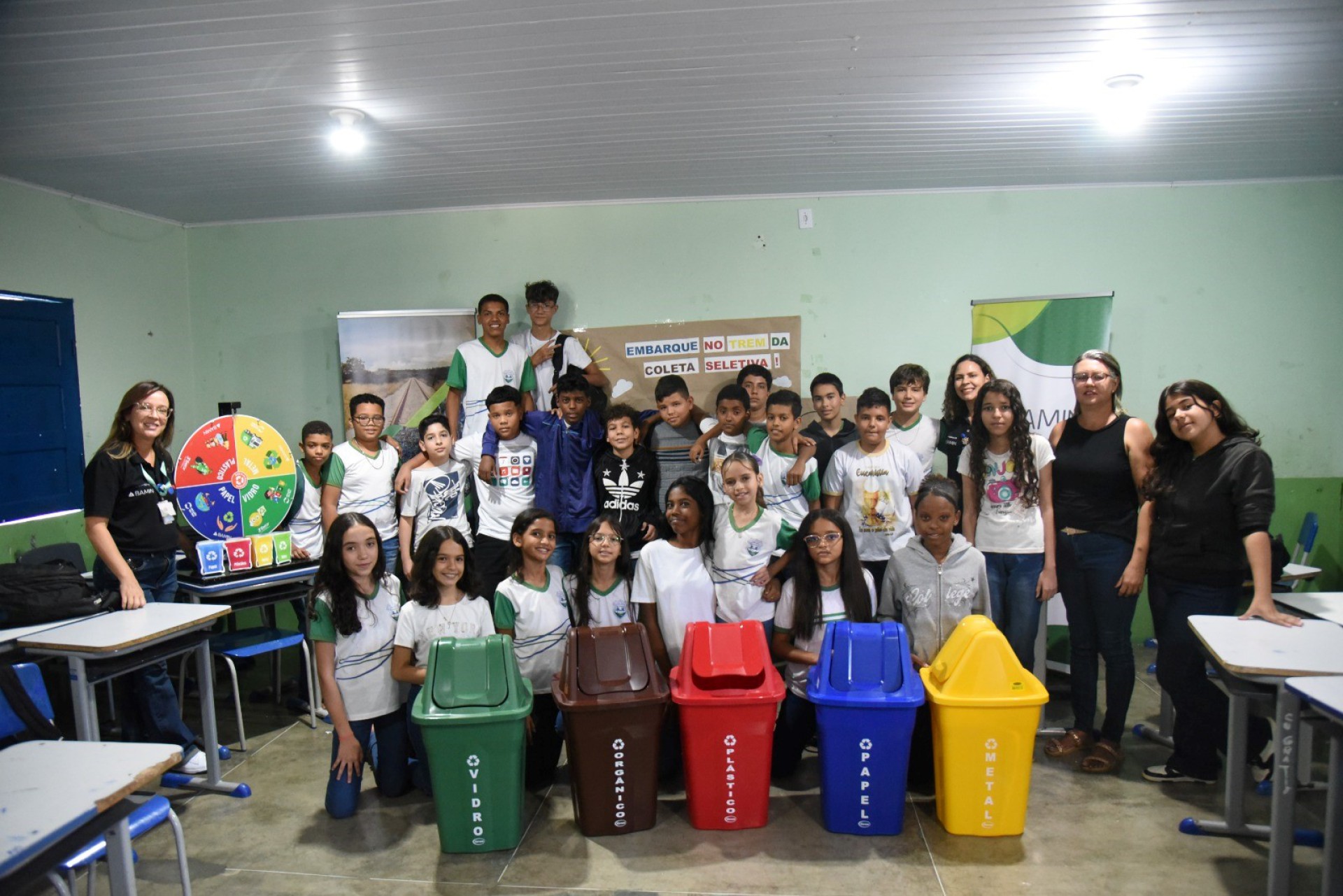 Resíduos sólidos foi o tema de debate com alunos de Lagoa Real