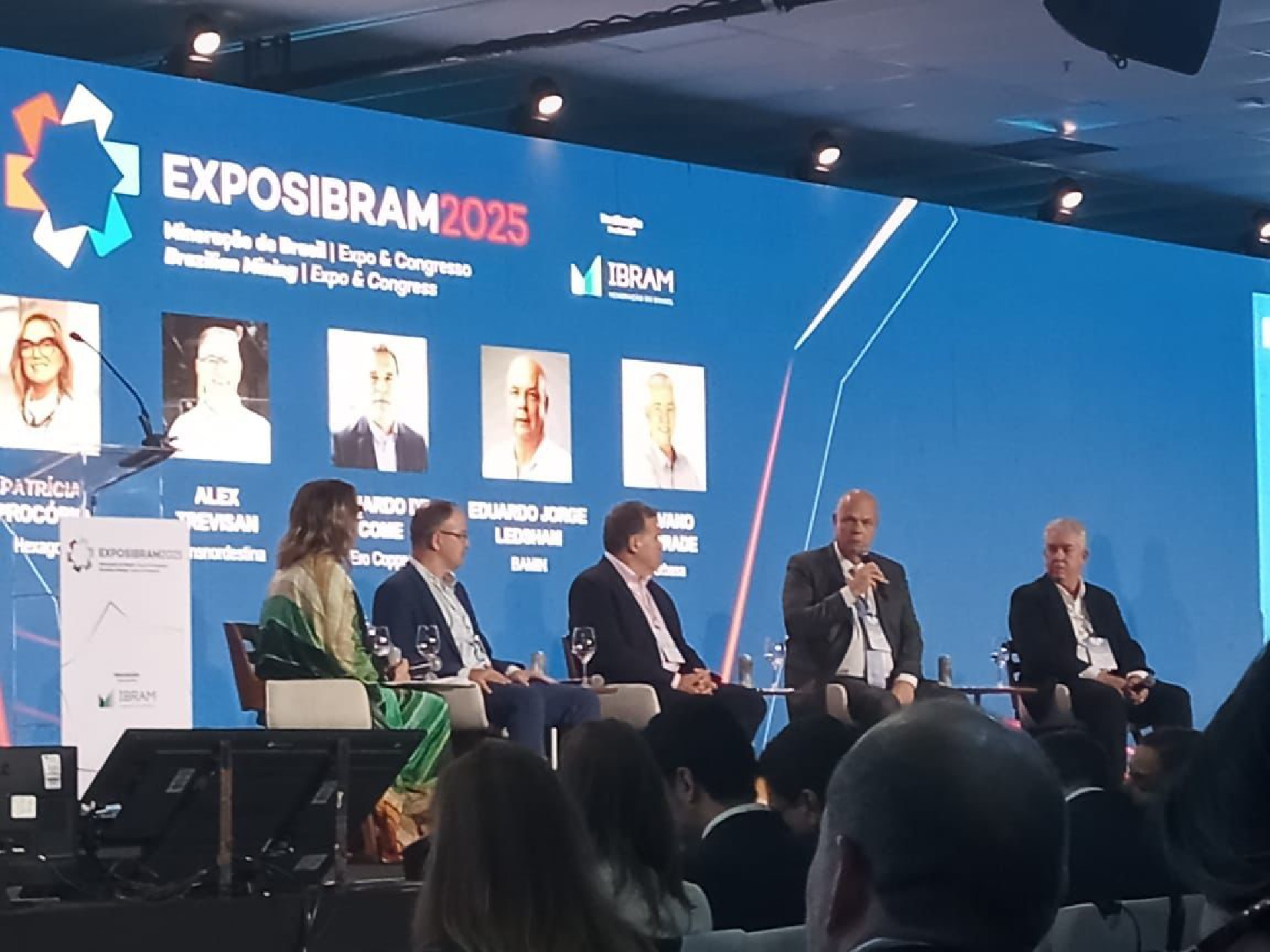 Eduardo Ledsham participa de talk show durante abertura da EXPOSIBRAM 2025