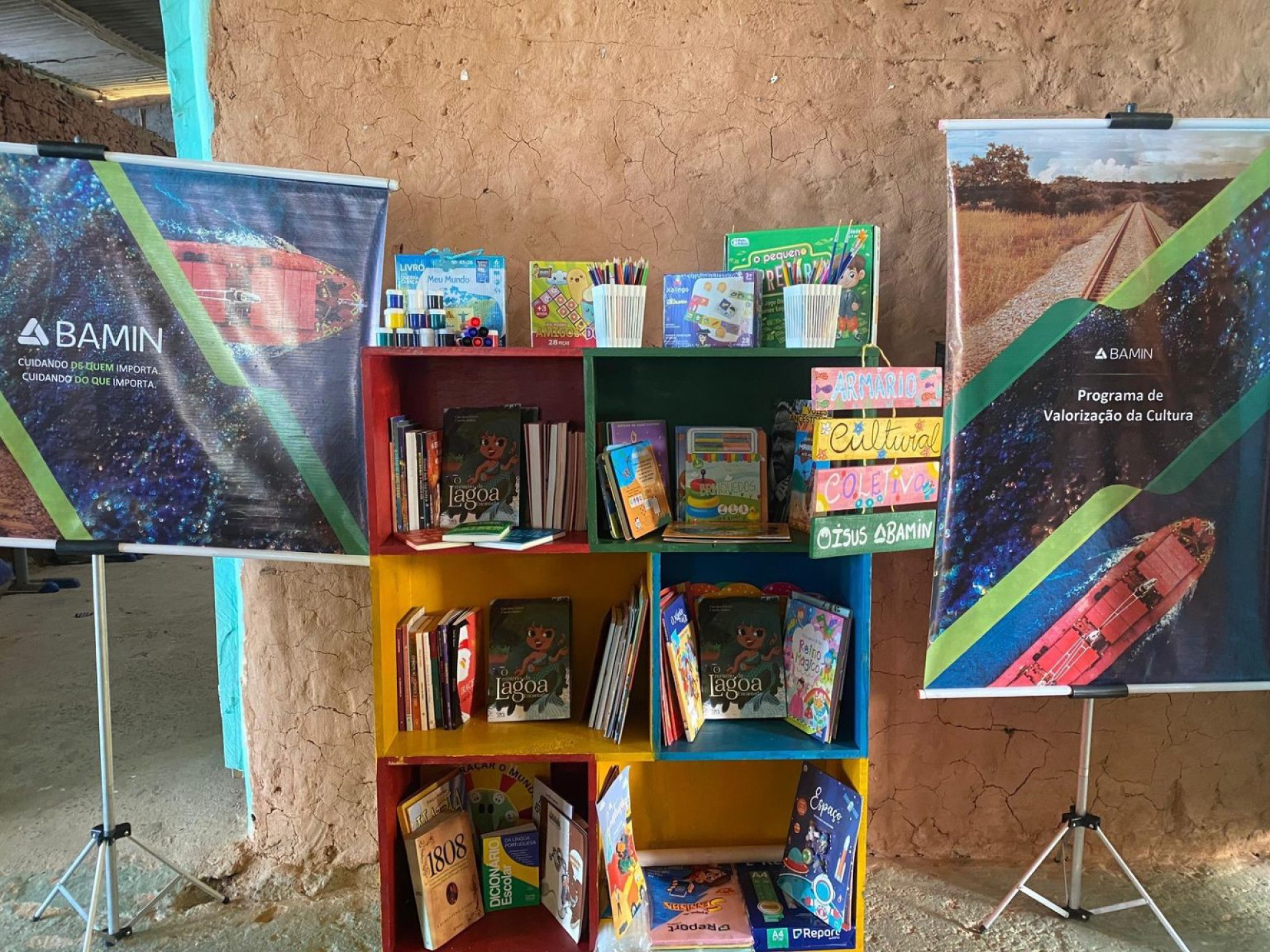 BAMIN entrega Armário Cultural Coletivo em escola da Aldeia Itapuã, em Ilhéus