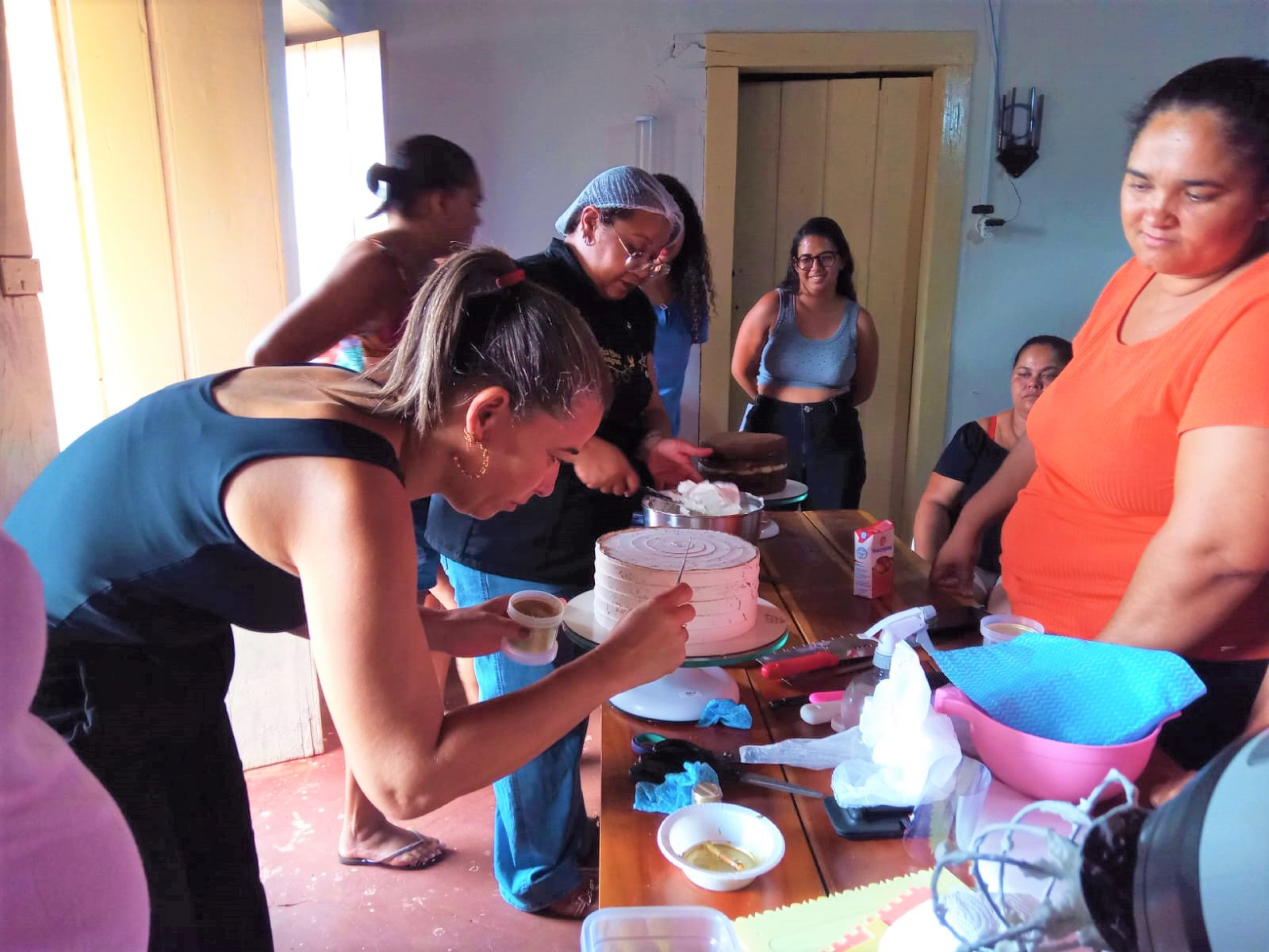 Oficina de Oportunidades: BAMIN realiza capacitação em decoração de bolos em Ubiraçaba 
