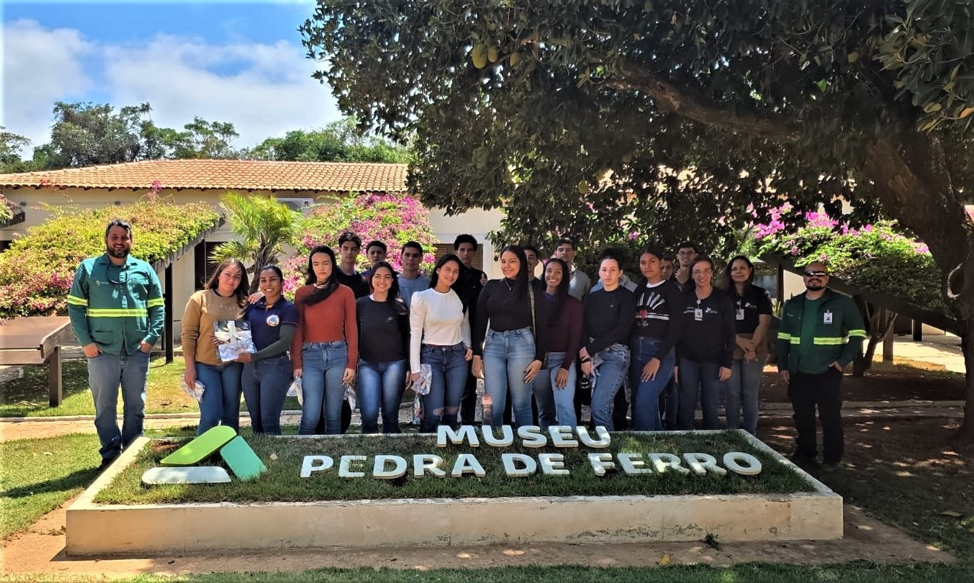 Estudantes de Licínio de Almeida visitam Centro de Conservação da BAMIN em Caetité