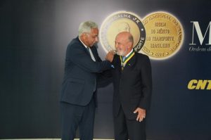 CEO de Ferrovias da BAMIN, Sérgio Leite, recebe a Medalha JK por contribuição ao setor de transporte